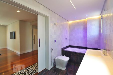 Apartamento à venda com 227m², 3 quartos e 4 vagasBanheiro da Suíte 1