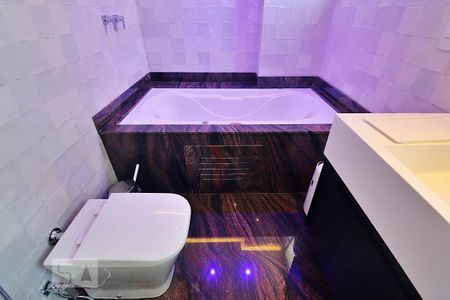 Apartamento à venda com 227m², 3 quartos e 4 vagasBanheiro da Suíte 1