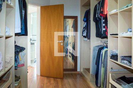 Casa de condomínio à venda com 580m², 4 quartos e 6 vagas Casa de condomínio à venda com 580m², 4 quartos e 6 vagasCloset da suíte 4