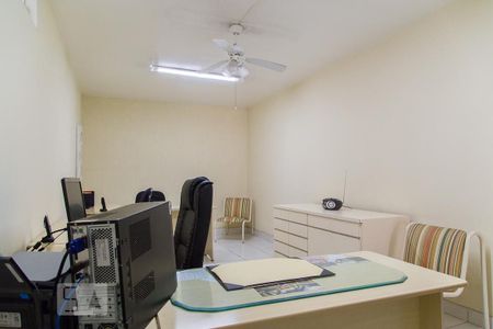 Casa à venda com 330m², 3 quartos e 2 vagas Casa à venda com 330m², 3 quartos e 2 vagasEscritório