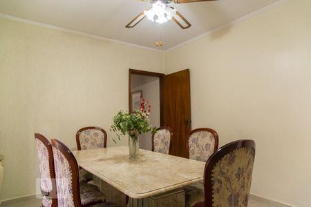 Casa à venda com 330m², 3 quartos e 2 vagas Casa à venda com 330m², 3 quartos e 2 vagasSala de jantar