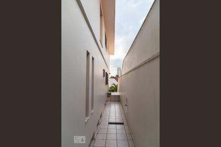 Casa à venda com 330m², 3 quartos e 2 vagas Casa à venda com 330m², 3 quartos e 2 vagasCorredor lateral