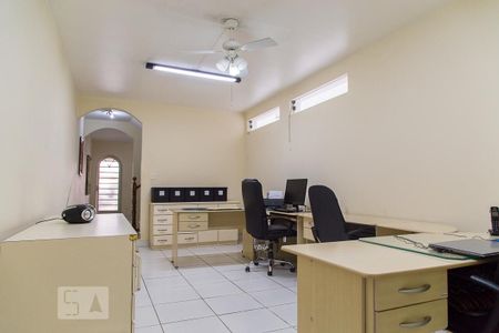 Casa à venda com 330m², 3 quartos e 2 vagas Casa à venda com 330m², 3 quartos e 2 vagasEscritório