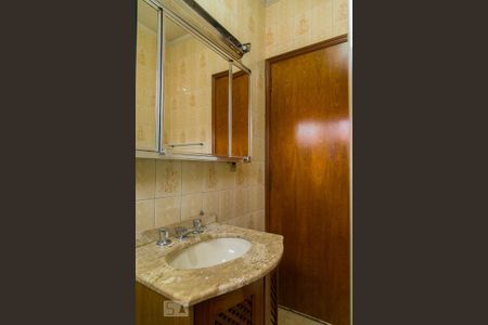 Casa à venda com 330m², 3 quartos e 2 vagas Casa à venda com 330m², 3 quartos e 2 vagasBanheiro social