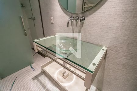 Casa de condomínio à venda com 1054m², 4 quartos e 5 vagas Casa de condomínio à venda com 1054m², 4 quartos e 5 vagasDetalhe do Banheiro da Piscina