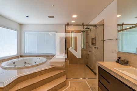 Casa de condomínio à venda com 1054m², 4 quartos e 5 vagas Casa de condomínio à venda com 1054m², 4 quartos e 5 vagasBanheiro da Suíte 4