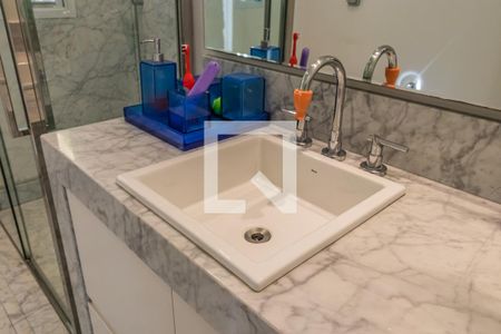 Casa de condomínio à venda com 1054m², 4 quartos e 5 vagas Casa de condomínio à venda com 1054m², 4 quartos e 5 vagasDetalhe do Banheiro da Suíte 2