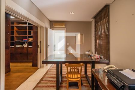 Casa de condomínio à venda com 1054m², 4 quartos e 5 vagas Casa de condomínio à venda com 1054m², 4 quartos e 5 vagasEscritório