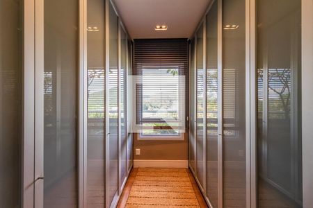 Casa de condomínio à venda com 1054m², 4 quartos e 5 vagas Casa de condomínio à venda com 1054m², 4 quartos e 5 vagasCloset 1 da Suíte 4