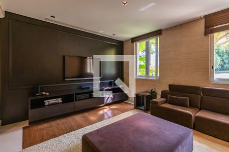 Casa de condomínio à venda com 1054m², 4 quartos e 5 vagas Casa de condomínio à venda com 1054m², 4 quartos e 5 vagasSala de TV