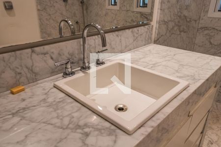 Casa de condomínio à venda com 1054m², 4 quartos e 5 vagas Casa de condomínio à venda com 1054m², 4 quartos e 5 vagasDetalhe do Banheiro da Suíte 1