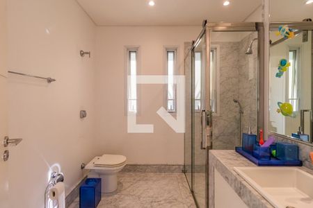 Casa de condomínio à venda com 1054m², 4 quartos e 5 vagas Casa de condomínio à venda com 1054m², 4 quartos e 5 vagasBanheiro da Suíte 2