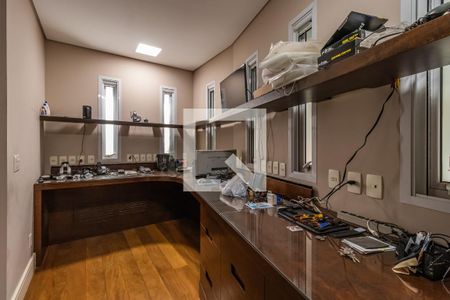 Casa de condomínio à venda com 1054m², 4 quartos e 5 vagas Casa de condomínio à venda com 1054m², 4 quartos e 5 vagasEscritório