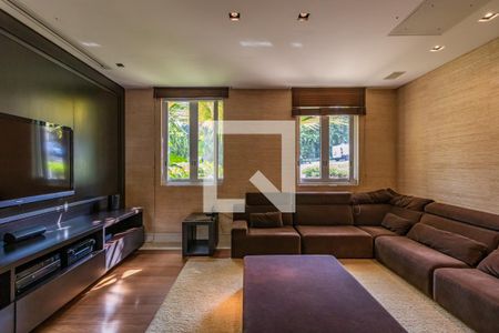 Casa de condomínio à venda com 1054m², 4 quartos e 5 vagas Casa de condomínio à venda com 1054m², 4 quartos e 5 vagasSala de TV