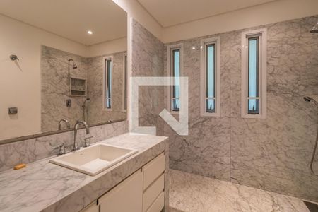 Casa de condomínio à venda com 1054m², 4 quartos e 5 vagas Casa de condomínio à venda com 1054m², 4 quartos e 5 vagasBanheiro da Suíte 1