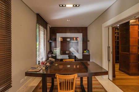 Casa de condomínio à venda com 1054m², 4 quartos e 5 vagas Casa de condomínio à venda com 1054m², 4 quartos e 5 vagasEscritório