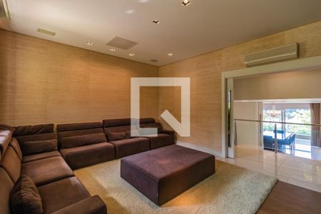 Casa de condomínio à venda com 1054m², 4 quartos e 5 vagas Casa de condomínio à venda com 1054m², 4 quartos e 5 vagasSala de TV