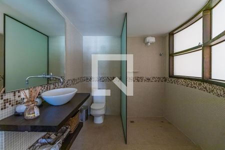 Casa de condomínio à venda com 1054m², 4 quartos e 5 vagas Casa de condomínio à venda com 1054m², 4 quartos e 5 vagasBanheiro da Garagem