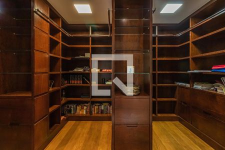 Casa de condomínio à venda com 1054m², 4 quartos e 5 vagas Casa de condomínio à venda com 1054m², 4 quartos e 5 vagasEscritório