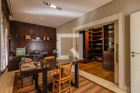 Casa de condomínio à venda com 1054m², 4 quartos e 5 vagas Casa de condomínio à venda com 1054m², 4 quartos e 5 vagasEscritório