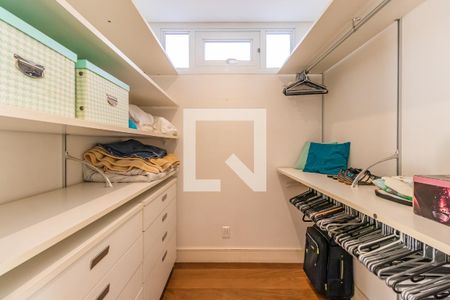 Casa de condomínio à venda com 1054m², 4 quartos e 5 vagas Casa de condomínio à venda com 1054m², 4 quartos e 5 vagasCloset da Suíte 2