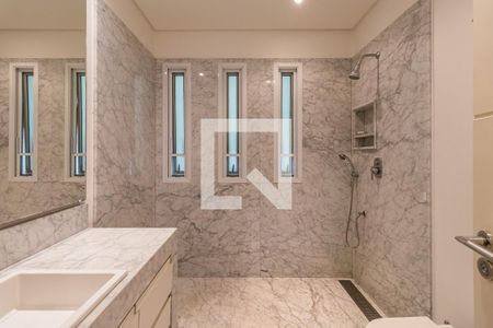 Casa de condomínio à venda com 1054m², 4 quartos e 5 vagas Casa de condomínio à venda com 1054m², 4 quartos e 5 vagasBanheiro da Suíte 1