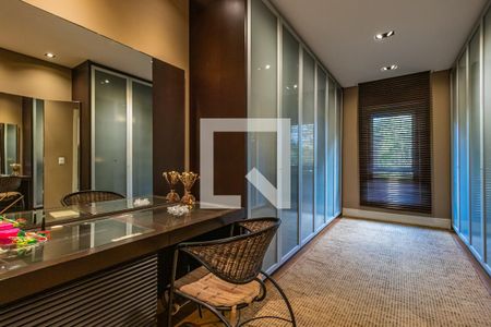 Casa de condomínio à venda com 1054m², 4 quartos e 5 vagas Casa de condomínio à venda com 1054m², 4 quartos e 5 vagasCloset 2 da Suíte 4