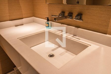 Casa de condomínio à venda com 1054m², 4 quartos e 5 vagas Casa de condomínio à venda com 1054m², 4 quartos e 5 vagasDetalhe do Lavabo