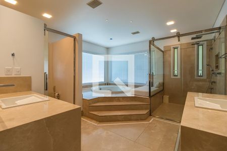 Casa de condomínio à venda com 1054m², 4 quartos e 5 vagas Casa de condomínio à venda com 1054m², 4 quartos e 5 vagasBanheiro da Suíte 4