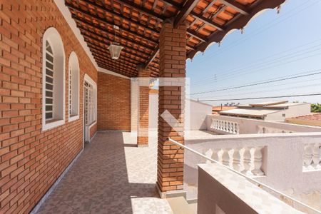 Casa à venda com 175m², 3 quartos e 2 vagas Casa à venda com 175m², 3 quartos e 2 vagasFachada e Varanda