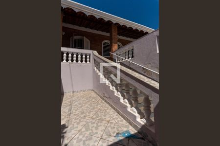 Casa à venda com 175m², 3 quartos e 2 vagas Casa à venda com 175m², 3 quartos e 2 vagasFachada e Varanda