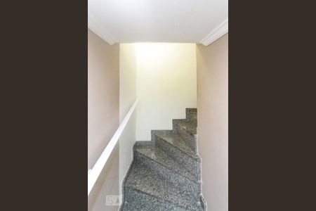 Casa à venda com 132m², 3 quartos e 2 vagas Casa à venda com 132m², 3 quartos e 2 vagasEscada