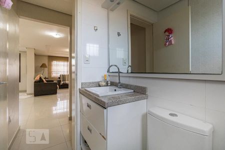Banheiro Social de casa à venda com 3 quartos, 300m² em Parque Santa Fé, Porto Alegre