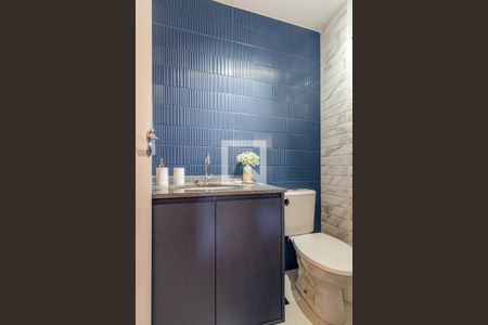 Banheiro de kitnet/studio para alugar com 1 quarto, 28m² em República, São Paulo