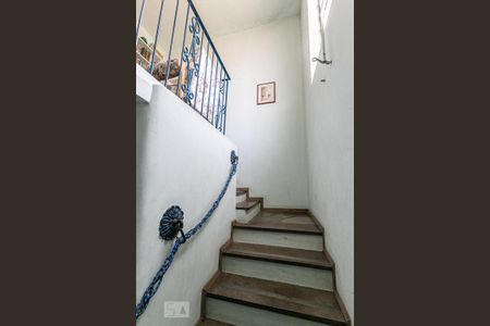 Casa à venda com 387m², 4 quartos e 2 vagas Casa à venda com 387m², 4 quartos e 2 vagasEscada