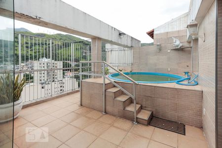 Apartamento à venda com 230m², 4 quartos e 2 vagas Apartamento à venda com 230m², 4 quartos e 2 vagasPiscina