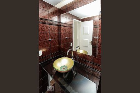 Apartamento à venda com 230m², 4 quartos e 2 vagas Apartamento à venda com 230m², 4 quartos e 2 vagasBanheiro Suíte