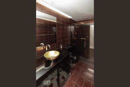 Apartamento à venda com 230m², 4 quartos e 2 vagas Apartamento à venda com 230m², 4 quartos e 2 vagasBanheiro Suíte