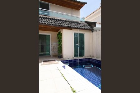 Casa de condomínio à venda com 315m², 4 quartos e 2 vagas Casa de condomínio à venda com 315m², 4 quartos e 2 vagasVaranda - piscina