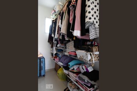 Casa de condomínio à venda com 315m², 4 quartos e 2 vagas Casa de condomínio à venda com 315m², 4 quartos e 2 vagasCloset da suíte 1