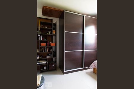 Casa de condomínio à venda com 315m², 4 quartos e 2 vagas Casa de condomínio à venda com 315m², 4 quartos e 2 vagasSuíte canadense 2