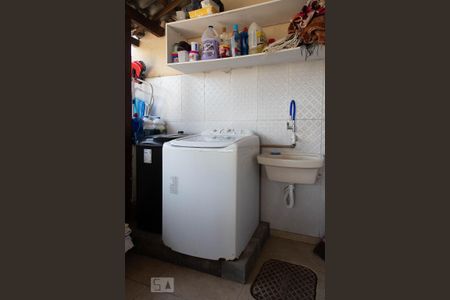 Casa de condomínio à venda com 315m², 4 quartos e 2 vagas Casa de condomínio à venda com 315m², 4 quartos e 2 vagasÁrea de serviço