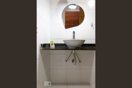 Casa de condomínio à venda com 315m², 4 quartos e 2 vagas Casa de condomínio à venda com 315m², 4 quartos e 2 vagasBanheiro da suíte 2