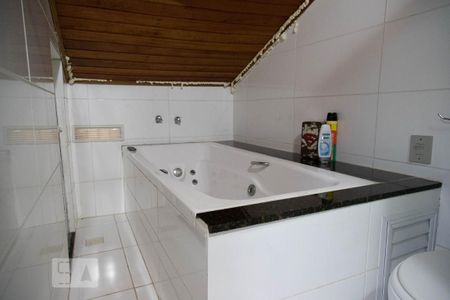 Casa de condomínio à venda com 315m², 4 quartos e 2 vagas Casa de condomínio à venda com 315m², 4 quartos e 2 vagasBanheiro da suíte 2