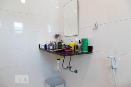 Casa de condomínio à venda com 315m², 4 quartos e 2 vagas Casa de condomínio à venda com 315m², 4 quartos e 2 vagasBanheiro da suíte 1