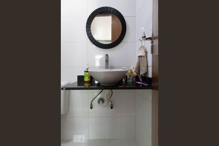 Casa de condomínio à venda com 315m², 4 quartos e 2 vagas Casa de condomínio à venda com 315m², 4 quartos e 2 vagasBanheiro social