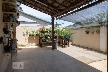 Casa de condomínio à venda com 315m², 4 quartos e 2 vagas Casa de condomínio à venda com 315m², 4 quartos e 2 vagasQuintal