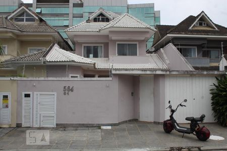 Casa de condomínio para alugar com 350m², 6 quartos e 2 vagasFachada