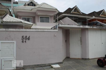 Casa de condomínio para alugar com 350m², 6 quartos e 2 vagasFachada