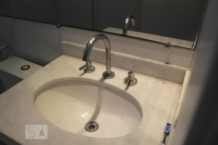 Casa de condomínio para alugar com 350m², 6 quartos e 2 vagasBanheiro da Suíte 4